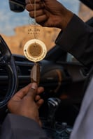 تعليقة الأيادي مع استودعتك الله بكسرة العود