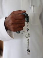 سبحه بلون مميز ونكتب الاسم او الحرف عليها