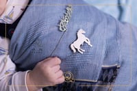 بروش بتصميم حصان مع اسم