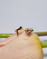 خاتم بتصميم حرف ناعم و حجر التورمالين