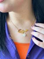 سلسال بالاسم مرصع زركون مع وردة - لمسة من الفخامة...