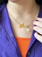 سلسال بالاسم مرصع زركون مع وردة - تصميم مخصص لك