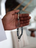 سبحه بلون مميز ونكتب الاسم او الحرف عليها