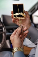 تعليقة كسرة العود بيديين ماسكين قلب