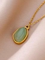 قلادة حجر طبيعي