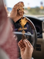 تعليقة يدين مع مسمار بكسرة العود بالاسم