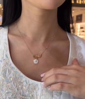 سلسال بالاسم ناعم مع ورده انيقة