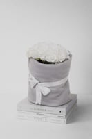 هودي رصاصي مع باقة ورد ابيض