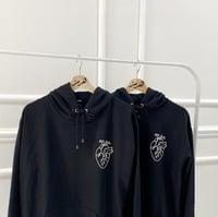 بلوفر ليحتضنك دائما - برسمه قلب