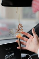 تعليقة سيارة عود برسمة خيل من رافال