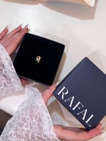 خاتم حرف مع فيونكه – تصميم حسب الطلب