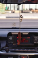 تعليقة كسرة عود للسيارة بالاسم