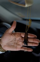 تعليقة كسرة عود للسيارة بالاسم