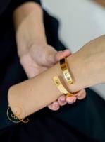 اسوارة فخمة بالاسم مع باقة ورد أنيقة