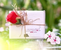 تغليف هدايا ورق مع ورد - رافال