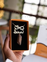 تعليقة سيارة مزخرفة بالاسم مع كسرة عود