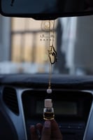 تعليقة بالاسم مع العطر للسيارة