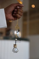 تعليقة بالاسم مع العطر للسيارة