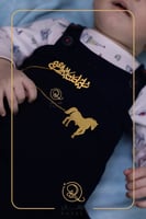 بروش بتصميم حصان مع اسم