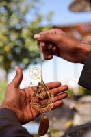 تعليقة بشكل قطرة يدويه مع كسرة العود