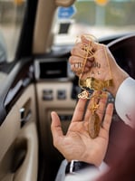 تعليقة سيارة برسمة يدين بكسرة العود