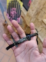 اسوارة بالاسم باللون الأسود الراقي