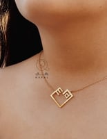 سلسال رقبة بتصميم الحرفين العربية من اختياركم