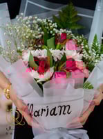 باقة ورد مع اسوارة بالاسم رسمة قلب