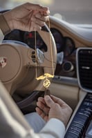 تعليقة بحفر الايادي ماسكة يد بعض