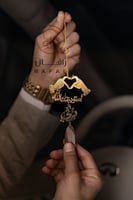 تعليقة كسرة العود بشكل قلب بيدين ترند