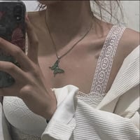 سلسال الفراشه يتغير لونه بدرجه حراره الجسم والمشاع...