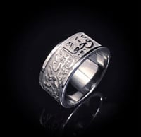 حكاية خاتم فضة منحوتة تروي إرث الجمــال