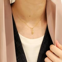 قلادة بتصميم عصري وانيق بالحرف