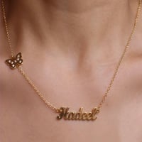 سلسال رقبة بتصميم الاسم مع فراشة مرصعه بالزركون