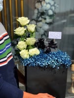 تنسيق هدايا على كيس اسود