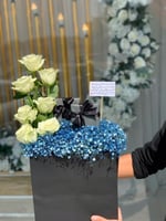 تنسيق هدايا على كيس اسود