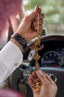 تعليقة سياره يد ماسكه ورده بكسرة العود