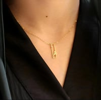 قلادة بتصميم عصري وانيق بالحرف