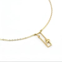 قلادة بتصميم عصري وانيق بالحرف