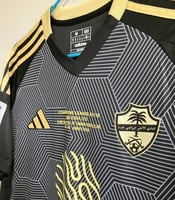 تيشيرت الاهلي الاسود نسخة آسيا 2025 بشعار النخبة