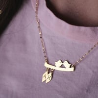 سلسال مصمم بالحروف على شكل عصافير جميلة