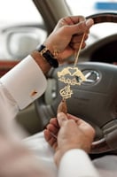 تعليقة كسرة العود بشكل قلب بيدين ترند