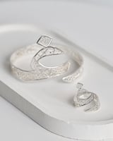 اسواره بتصميم الخط العربي مطلي بالذهب