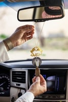 تعليقة سيارة بصورة مع يدين ترند و كسرة العود