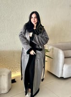 فروه نسائي رصاصي مع فرو اسود بشكل انيق