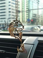 تعليقة سيارة بشكل اسد حسب الطلب