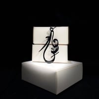 تعليقة الحروف للسيارة