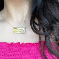 سلسال على شكل لوحه بالاسم وتاريخ الميلاد