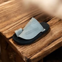 حذاء شرقي مطرز