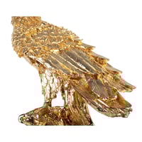 مجسم صقر واقف باللون الذهبي